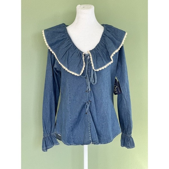 At Last Tops - Vtg Denim Shirt Big Lace Collar Cottagecore Cowgirl Granola Girl Lace Up Sz L M‍